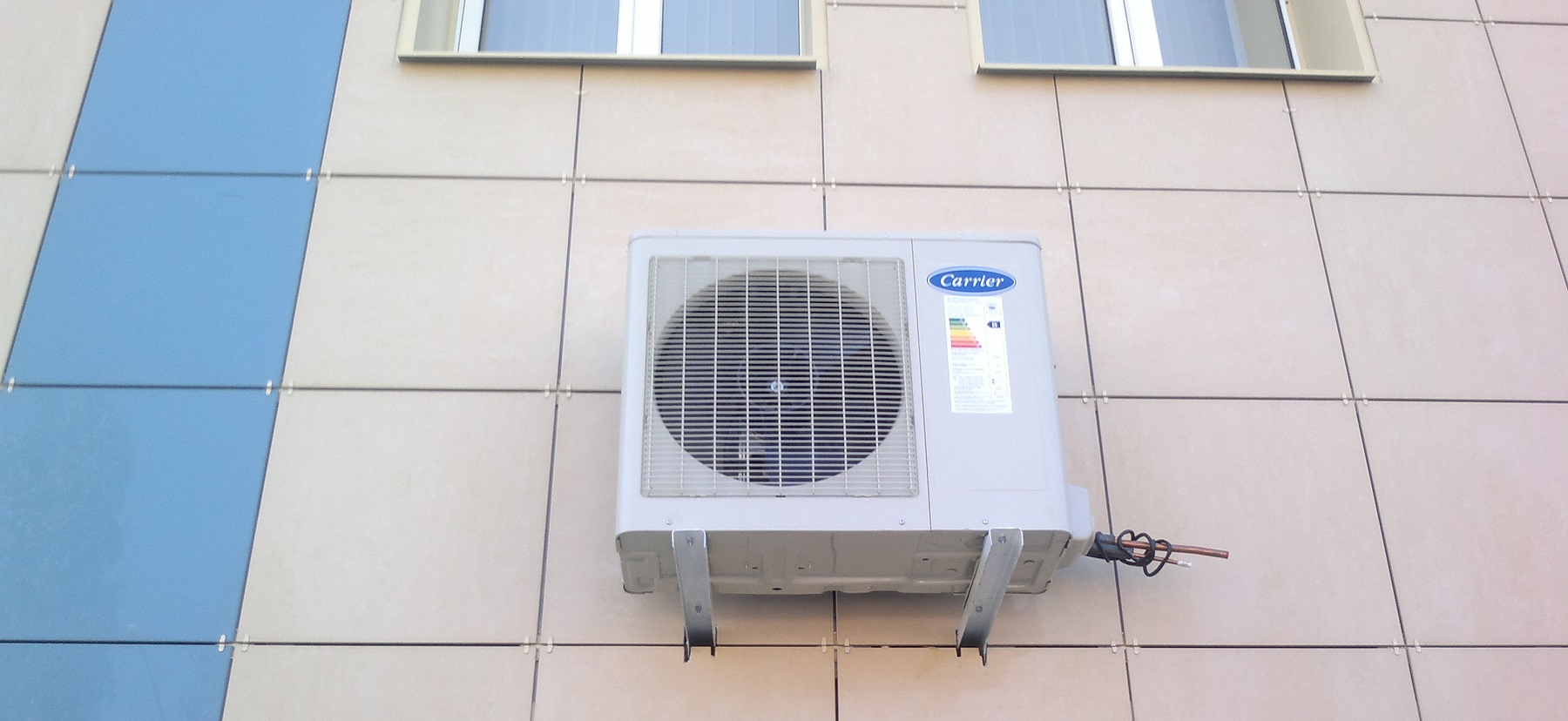 Process ustanovki kondicionera na ventiliruemyj fasad